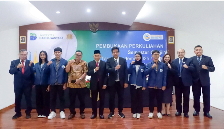 Foto bersama Rektor UNDIRA Prof Dr H Suharyadi dengan perwakilan mahasiswa baru di UNDIRA Kampus Tanjung Duren. Foto: Dok Undira