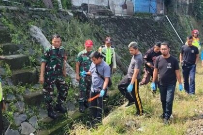 Jenasah wanita ditemukan tewas tergeletak di samping pelintasan rel kereta jalur Jakarta Bogor KM53/200, tepatnya di Jalan Dadali, Tanahsareal, Kota Bogor. Foto : Ist
