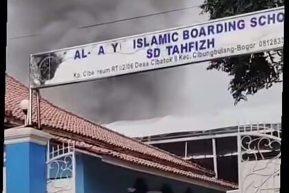 Asap tebal membubung di Pondok Pesantren Al-Basyir Islamic Boarding School di Cibungbulang, Kabupaten Bogor, Jumat (31/10/2025). Foto: Tangkapan layar Instagram @bogor24update