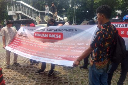 Massa APPRI gelar aksi di depan gedung KPK, Rabu (8/10/2025). Foto: Joesvicar Iqbal/ipol.id