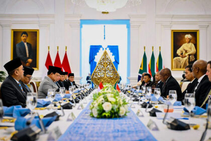 Presiden Prabowo Subianto dan Presiden Republik Afrika Selatan Matamela Cyril Ramaphosa menggelar pertemuan bilateral yang berlangsung dalam format working lunch bersama delegasi masing-masing di Istana Merdeka, Jakarta, Rabu (22/10/2025). Foto: BPMI Setpres