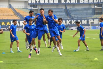 Pemain Persib Bandung melakukan Official Training jelang melawan Selangor FC di ACL League Two di Stadion Gelora Bandung Lautan Api, Kota Bandung, Rabu (22/10