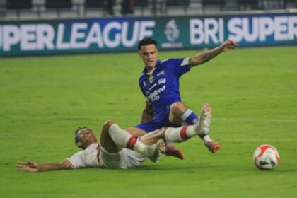 Pemain Persib Bandung Eliano melakukan duel dengan pemain Persis Solo di BRI Super league, di Stadion Gelora Bandung Lautan Api, Kota Bandung, Senin (27/10). Foto/rb