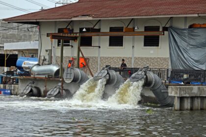 Pompanisasi genangan banjir Kota Semarang, dari Sungai Sringin menuju kolam retensi Terboyo diestafetkan ke Laut Jawa, Kamis (30/10/2025). Foto: Ist