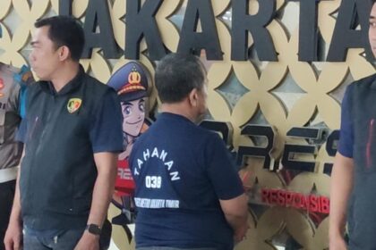 Tersangka KH ditahan di sel Mapolres Metro Jakarta Timur, Kamis (9/10/2025). Foto: Joesvicar Iqbal/ipol.id