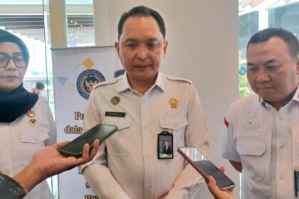 Kepala Kantor Wilayah Direktorat Jenderal Imigrasi Daerah Khusus Jakarta, Pamuji Raharja (tengah) didampingi Kepala Kantor Imigrasi Kelas I TPI Jakarta Timur, Earias Wirawan dan jajaran dalam kegiatan Rapat Tim Pengawasan Orang Asing (TIMPORA) Tahun Anggaran 2025 digelar Kantor Imigrasi Kelas I TPI Jakarta Timur di Hotel Wyndham Casablanca, Jakarta Selatan, Selasa (14/10/2025). Foto: Joesvicar Iqbal/ipol.id