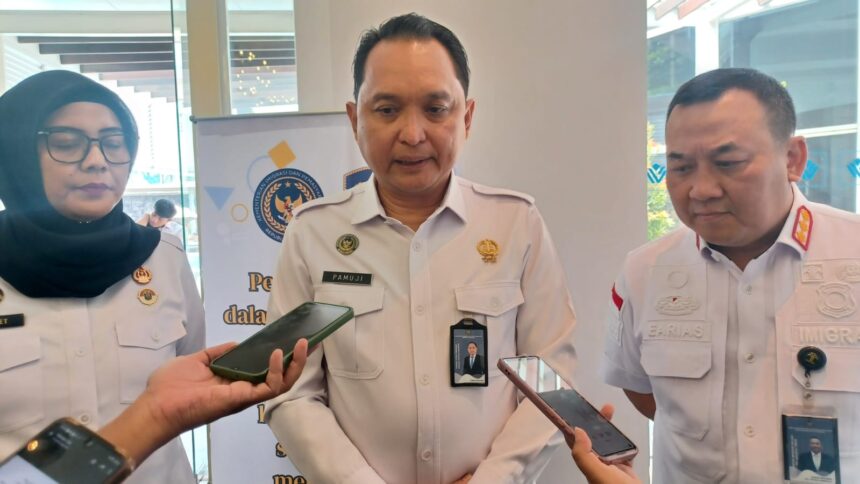 Kepala Kantor Wilayah Direktorat Jenderal Imigrasi Daerah Khusus Jakarta, Pamuji Raharja (tengah) didampingi Kepala Kantor Imigrasi Kelas I TPI Jakarta Timur, Earias Wirawan dan jajaran dalam kegiatan Rapat Tim Pengawasan Orang Asing (TIMPORA) Tahun Anggaran 2025 digelar Kantor Imigrasi Kelas I TPI Jakarta Timur di Hotel Wyndham Casablanca, Jakarta Selatan, Selasa (14/10/2025). Foto: Joesvicar Iqbal/ipol.id