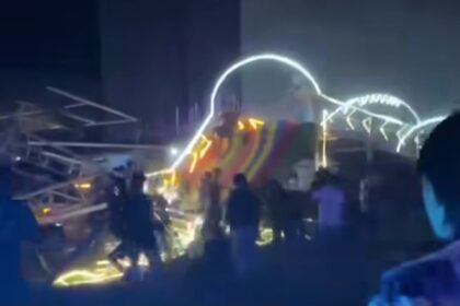 Wahana perosotan pelangi di pasar malam Air Upas, Ketapang, roboh Sabtu malam (18/10/2025). Foto: Tangkapan layar Instagram @jabodetabek24info