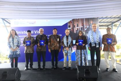 Ketua Dewan Komisioner OJK Mahendra Siregar dan Wakil Presiden Swiss Guy Parmelin meninjau peternakan sapi milik Koperasi Peternakan Bandung Selatan Pangalengan, Bandung. Foto: OJK