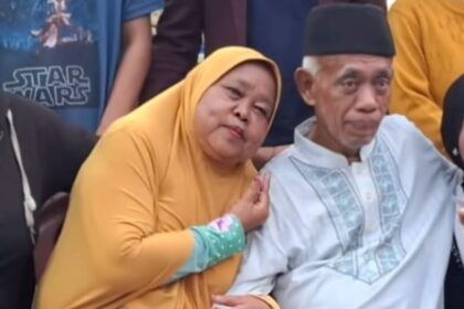 Pesulap senior Pak Tarno kembali jadi perhatian publik. Di tengah kondisi kesehatannya yang menurun, kasus dugaan penipuan Rp100 juta yang menimpanya kembali dibuka. Foto: TikTok @seleboncamenews