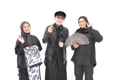 PNM gelar sesi photoshoot dan videoshoot untuk kolaborasi karya antara dua nasabah PNM Mekaar dengan desainer ternama Indonesia, Rinaldy Yunardi. Foto: Ist