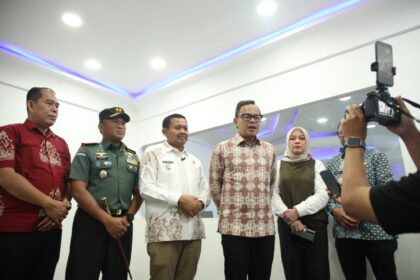 Wamendagri Bima Arya Sugiarto saat meninjau Command Center dalam rangka percepatan penyiapan Kopdeskel Merah Putih di Kabupaten Sumedang, Jawa Barat, Kamis (30/10/2025). Foto: Ist