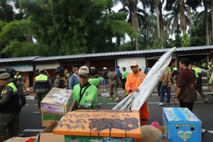 Petugas menertibkan sejumlah kios pedagang Pasar Barito, Kebayoran Baru, Jakarta Selatan, Senin (27/10/2025). Foto: Ist