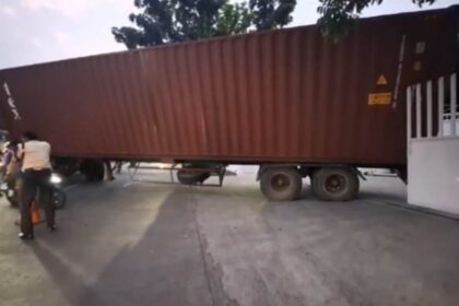 Truk kontainer nyaris menimpa sejumlah pengendara motor di Jalan Raya Lapangan Tembak, Kamis (9/10/2025) sore. Foto: Ist