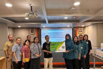 Penyerahan simbolis kartu kepesertaan bagi pekerja rentan melalui program Sejahterakan Pekerja Sekitar Anda (Sertakan) yang melibatkan total seribu penerima manfaat. Foto: Ist