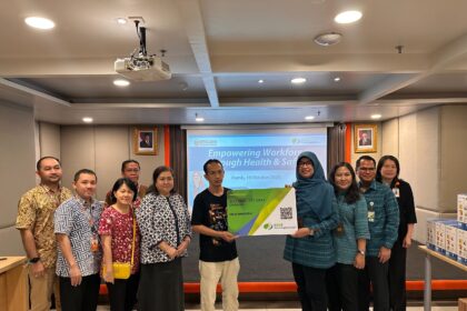 Penyerahan simbolis kartu kepesertaan bagi pekerja rentan melalui program Sejahterakan Pekerja Sekitar Anda (Sertakan) yang melibatkan total seribu penerima manfaat. Foto: Ist