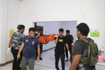 Satgas Damai Cartenz mengevakuasi korban serangan KKB di wilayah Distrik Seradala, Kabupaten Yahukimo, Rabu (1/10/2025). Foto: Ist