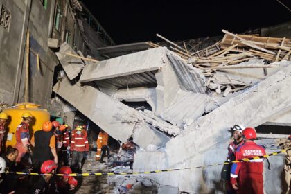 Tim SAR gabungan melakukan operasi pencarian terhadap korban reruntuhan bangunan Ponpes Al Khoziny, Sidoarjo, Selasa (30/9/2025) malam. Foto: Ist