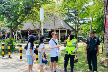 Polwan menyapa dan memberikan informasi kepada wisatawan asing di kawasan wisata di Kuta Mandalika, Lombok Tengah, Lombok, Senin (6/10/2025). Foto: Ist