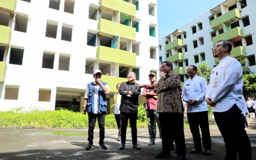 Gubernur DKI Jakarta Pramono Anung saat berkeliling area Rusunawa Cluster C. Foto: Ist