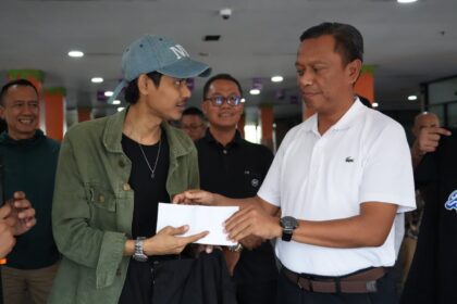 Wali Kota Jakarta Timur, Munjirin, saat melepas perwakilan dalam helatan Boxing Gladiator GOR Ciracas, pada kejuaraan di Gladiator Bogor Arena, GOR Laga Satria Pakansari Kecamatan Cibinong, Bogor, Sabtu (25/10/2025). Foto: Ist