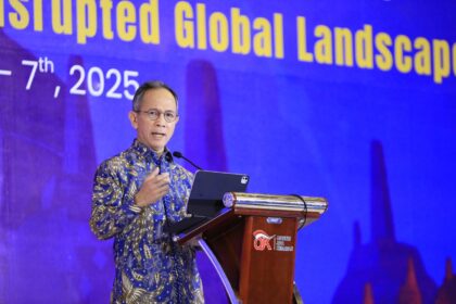 Ketua Dewan Komisioner OJK Mahendra Siregar