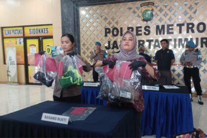 Kanit PPA Polres Jaktim AKP Sri Yatmini (kanan) didampingi Kasi Humas AKP Teta menunjukkan barang bukti kasus pencabulan, Kamis (9/10/2025). Foto: Joesvicar Iqbal/ipol.id