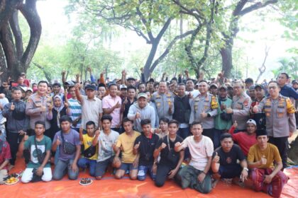 Kapolda Metro Jaya Irjen Pol Asep Edi Suheri saat menggelar kegiatan makan siang bersama sekaligus membagikan bantuan sosial (bansos) untuk para pedagang kaki lima penjual kopi keliling alias Starling di Taman Silang Monas Selatan, Gambir, Jakarta Pusat, Kamis (9/10/2025) siang. Foto: Bid Humas Polda Metro Jaya