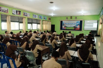 Literasi digital melalui CYBERHEROES yang melibatkan siswa dari berbagai kota, seperti Kupang, Surakarta, Bandung, Malang, Purbalingga Majenang, Surabaya, Palembang, Makassar, Jakarta, dan Pontianak. Foto: Telkom Indonesia