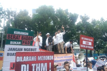 Ribuan pekerja tempat hiburan malam saat menggelar aksi di depan gedung DPRD DKI. Foto: sofian/ipol.id