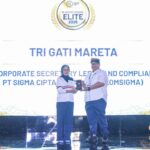 Vice President Corporate Secretary and Legal Compliance Telkomsigma Tri Gati Mareta saat menerima penghargaan Indonesian In-House Counsel Elite 2025, beberapa waktu yang lalu. Foto: Telkom Indonesia