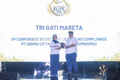 Vice President Corporate Secretary and Legal Compliance Telkomsigma Tri Gati Mareta saat menerima penghargaan Indonesian In-House Counsel Elite 2025, beberapa waktu yang lalu. Foto: Telkom Indonesia