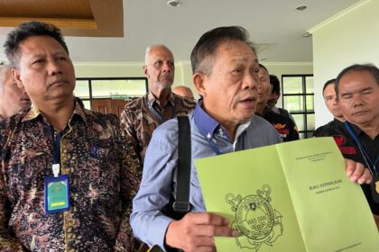 Koordinator paguyuban warga pemilik ruko Marinatama Mangga Dua, Wisnu Hadi Kusuma bersama kuasa hukum warga MMD, Subali di Pengadilan Tata Usaha Negara (PTUN) Jakarta, Cakung, Jakarta Timur, Rabu (29/10/2025). Foto: Ist