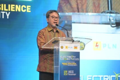 Direktur Pembinaan Program Ketenagalistrikan Direktorat Jenderal Ketenagalistrikan Kementerian ESDM, Wanhar, menegaskan peran vital sektor ketenagalistrikan sebagai penggerak ekonomi dan fondasi kemandirian bangsa menghadapi tantangan global. Ia berharap Electricity Connect 2025 menjadi wadah lahirnya ide dan kolaborasi menuju kedaulatan energi Indonesia. Foto: Dok PLN