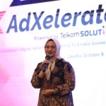 Direktur Utama Telkom Indonesia Dian Siswarini saat memberikan sambutan pada acara AdXelerate Executive Connect yang berlangsung di Jakarta pada Kamis (9/10/2025). Foto: Telkom Indonesia