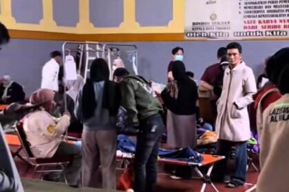 Sejumlah siswa dirawat di Puskesmas Cibodas, Bandung Barat, setelah diduga mengalami keracunan makanan dari program Makan Bergizi Gratis (MBG). Foto: Tangkap layar TikTok @infobandungbarat