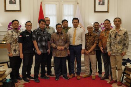 Gubernur DKI Jakarta, Pramono Anung Wibowo saat audiensi dengan Ketua Umum PBB Gugum Ridho Putra bersama perwakilan asosiasi pedagang Pasar Pramuka di Balai Kota, Kamis (9/10/2025). Foto: Ist