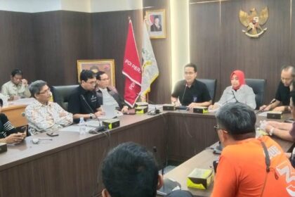 Pedagang Jembatan Penyeberangan Multiguna Tanah Abang, Jakarta Pusat saat audiensi dengan Fraksi PDIP di DPRD DKI. Foto: sofian/ipol.id