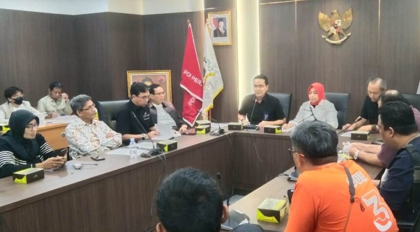 Pedagang Jembatan Penyeberangan Multiguna Tanah Abang, Jakarta Pusat saat audiensi dengan Fraksi PDIP di DPRD DKI. Foto: sofian/ipol.id