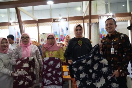 Asisteng EKbang Jakarta Timur, Fauzi, bersama Ketua Dekranasda Jakarta Timur, Essie Feransie Munjirin dan Bendahara Dekranasda DKI, Runti dan pelaku UMKM, menunjukkan kain batik produk unggulan dekranasda dalam acara bazar UMKM dan gelar produk unggulan dekranasda di kantor Walikota Jakarta TImur, Kamis (30/10/2025). Foto: Ist