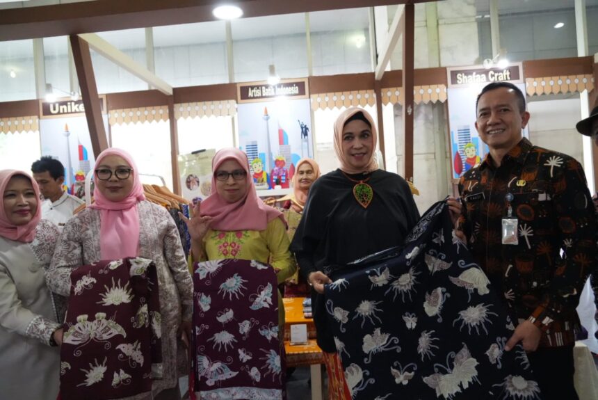 Asisteng EKbang Jakarta Timur, Fauzi, bersama Ketua Dekranasda Jakarta Timur, Essie Feransie Munjirin dan Bendahara Dekranasda DKI, Runti dan pelaku UMKM, menunjukkan kain batik produk unggulan dekranasda dalam acara bazar UMKM dan gelar produk unggulan dekranasda di kantor Walikota Jakarta TImur, Kamis (30/10/2025). Foto: Ist