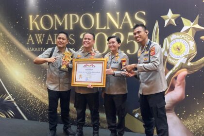 Kapolsek Pesanggrahan, Jakarta Selatan, AKP Seala Syah Alam dan jajaran Mapolsek saat meraih penghargaan "Komisi Kepolisian Nasional (Kompolnas) Award 2025", baru-baru ini. Foto: Ist