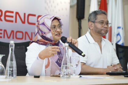 Direktur Utama Telkom Indonesia Dian Siswarini saat memberikan paparan pada sesi Press Conference Topping Off Ceremony “Powering AI Connectivity: Batam Digital Hub” di kawasan industri Kabil, Batam, pada Kamis, (30/10). Foto: Telkom Indonesia