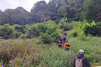 Tim SAR gabungan melakukan pencarian seorang ayah dan anak yang hilang di Lembah Tengkorak. Foto: Basarnas Bandung