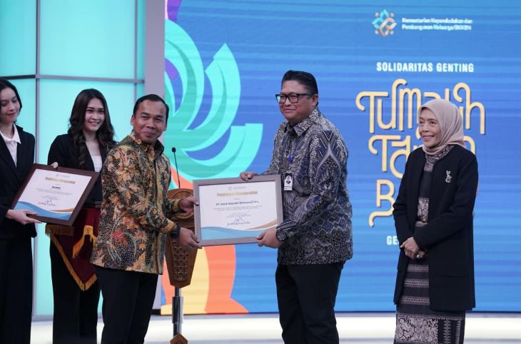 Badan Kependudukan dan Keluarga Berencana Nasional (BKKBN)memberikan penghargaan atas Komitmen Tinggi dan Kontribusi Nyata kepada Bank Mandiri atas kontribusinya dalam menyukseskan Gerakan Orang Tua Asuh Cegah Stunting (GENTING). Foto: Dok Bank Mandiri