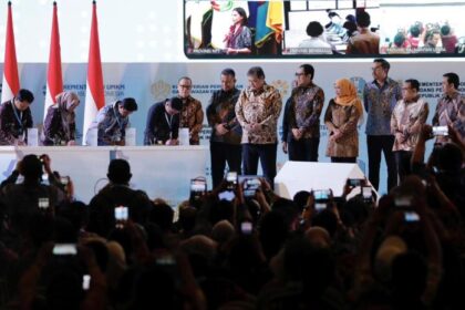 Acara puncak program Akad Massal 800.000 Debitur UMKM (KUR, PMI, KPP) dan Penciptaan Lapangan Kerja yang dipusatkan di Dyandra Convention Center, Surabaya, dihadiri oleh sejumlah pejabat tinggi negara, kepala daerah pimpinan BNI dan perwakilan Himbara. Foto: Dok BNI