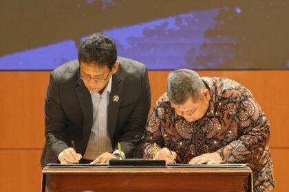 Kepala Badan Pengawasan Keuangan dan Pembangunan (BPKP,) Muhammad Yusuf Ateh (kanan) bersama Menteri Keuangan RI Purbaya Yudhi Sadewa (kiri) dalam penandatanganan kerja sama antara Kementerian Keuangan dengan BPKP di Jakarta, Jumat (10/10/2025). Foto: Ist