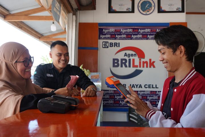 sepanjang periode Januari hingga Agustus 2025, volume transaksi yang dilakukan melalui AgenBRILink telah mencapai Rp1.145,22 triliun dengan total lebih dari 734 juta transaksi. Foto: Dok BRI