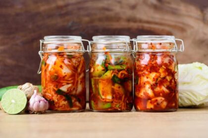 Ilustrasi, Berbagai kimchi (kubis kimchi, mentimun dan lobak) dalam toples, makanan Korea. Foto: Istock @Nungning20