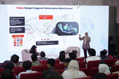 Direktur Utama Telkom Dian Siswarini saat memberikan pemaparan pada acara peluncuran Telkom AI Campus di Universitas Muhammadiyah Yogyakarta (UMY) pada Kamis (23/10/2025). Foto: Telkom Indonesia